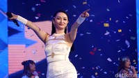 Ia tampil dengan dress putih ketat yang menunjukan lekuk tubuhnya.