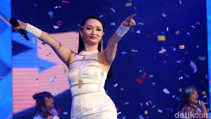 Zaskia Gotik saat tampil di Kemayoran.