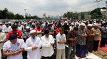 Massa Aksi 299 Salat Jumat di Depan Gerbang DPR