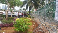Ada juga kawat berduri yang menjadi pembatas di depan Gedung DPR (Foto: Zunita/detikcom)