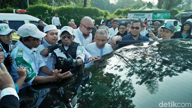 Amien Rais hendak meninggalkan lokasi usai orasi di lokasi Aksi 299