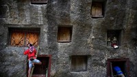 Proses Ma Nene diawali dengan mengunjungi lokasi tempat para leluhur di pekuburan Patane (Darren Whiteside/Reuters)