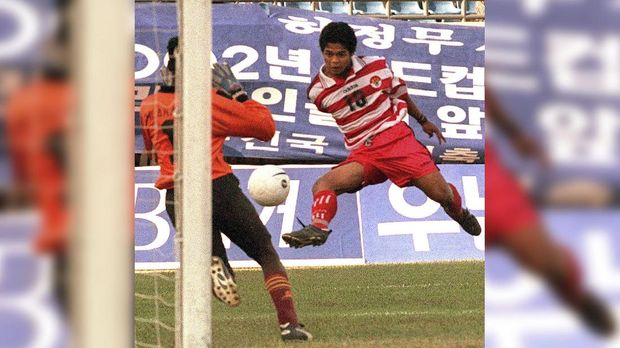 Bambang  Pamungkas menjadi pemain junior yang dipercaya tampil oleh pelatih Nandar Iskandar di Piala AFF 2000.