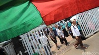 Massa yang akan mengikuti Aksi 299 berdatangan ke Gedung DPR.