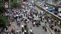 Massa aksi 299 membubarkan diri setelah pimpinan DPR menemui dan berbicara kepada mereka.