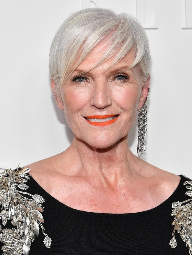 Maye Musk nenek 69 tahun yang telah dikaruniai tiga anak dan 10 cucu itu masih cantik dan stylish di usianya yang menjelang kepala tujuh. Mantan model itu pun didaulat menjadi brand ambassador kosmetik CoverGirl di usianya yang sudah tak muda lagi.  Foto: Getty Images