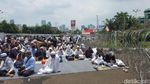 Massa Aksi 299 Bersiap Salat Jumat di Depan Gedung DPR/MPR