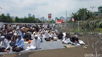 Tempat salat Jumat di depan Gedung DPR/MPR, di samping kawat berduri. Foto: Zunita/detikcom