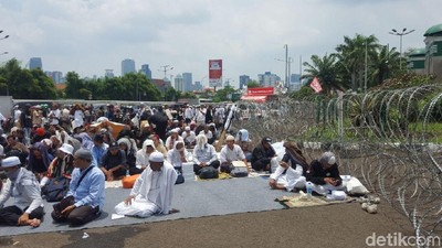 Massa Aksi 299 Bersiap Salat Jumat di Depan Gedung DPR/MPR