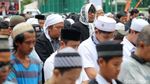 Massa Aksi 299 Salat Jumat di Depan Gerbang DPR