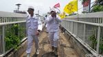 Massa Aksi 299 Menunggu Salat Jumat di Depan Gedung DPR