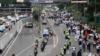 Polisi lalu lintas langsung mengatur jalan setelah massa bubar.
