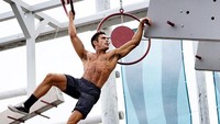 Bukan hanya pajangan, kekuatan otot tubuhnya benar-benar nyata hingga bisa membuatnya bergelantungan dan mengikuti kontes American Ninja Warrior. (Foto: instagram/@Zacefron)