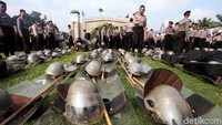 Tongkat dan helm untuk perlengkapan petugas mengamankan aksi 299 juga sudah disiapkan.
