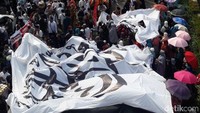 Ada dua bendera besar yang dibawa massa Aksi 299. Foto: Marlinda/detikcom