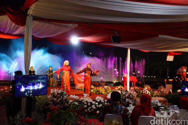 Berlatar air mancur menari di Monas, para model dari Dharma Wanita Persatuan Provinsi DKI Jakarta ini berlenggang dengan luwesnya memakai padu padan batik Betawi.Foto: Hasan