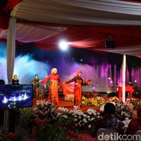 Berlatar air mancur menari di Monas, para model dari Dharma Wanita Persatuan Provinsi DKI Jakarta ini berlenggang dengan luwesnya memakai padu padan batik Betawi.Foto: Hasan