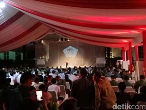 Di Bawah Derasnya Hujan, Panglima TNI Ajak Warga Nobar Wayang