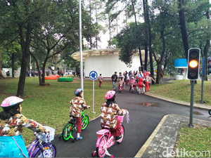 Melihat Antusiasme Anak-anak Bermain di Taman Lalu Lintas