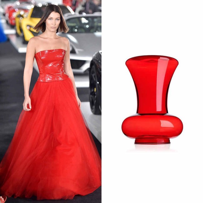 Bella Hadid membuat semua mata tertuju padanya dalam balutan gaun merah di fashion show Raplh Lauren di New York Fashion Week lalu. Warna merah cerah mampu menciptakan statement, ditambah bahan PVC yang mengkilap membuatnya tampak elegan. Seperti gaun Bella, vas merah yang diletakkan di pojok ruangan ini juga akan mencuri perhatian tamu yang datang.  Foto: Ist.