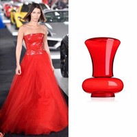 Bella Hadid membuat semua mata tertuju padanya dalam balutan gaun merah di fashion show Raplh Lauren di New York Fashion Week lalu. Warna merah cerah mampu menciptakan statement, ditambah bahan PVC yang mengkilap membuatnya tampak elegan. Seperti gaun Bella, vas merah yang diletakkan di pojok ruangan ini juga akan mencuri perhatian tamu yang datang.  Foto: Ist.