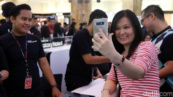 Yusliani yang rela datang pagi-pagi dari Pantai Indah Kapuk, Jakarta Utara, tercatat sebagai orang yang pertama kali menggenggam Galaxy Note 8. Foto: Ari Saputra/detikINET