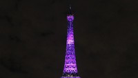 Urutan pertama adalah Menara Eiffel. 41 Persen turis berkunjung ke ikon Kota Paris ini, menurut The Paris Region Tourism Board. Menara Eiffel malam hari cantik banget lho! (Ludovic Marin/AFP)
