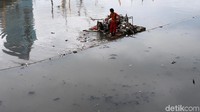 Tampak sampah-sampah plastik memenuhi waduk.