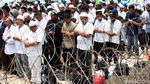 Khusyuknya Salat Jumat Polisi dan Peserta Aksi 299