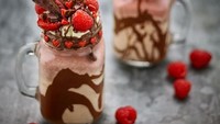 Penyuka strawberry dan cokelat pasti suka milkshake yang satu ini. Paduan keduanya ditambahkan juga pada toppingnya. Manis-manis segar!Foto: Istimewa