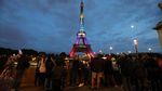 Cantiknya Menara Eiffel Berwarna-warni, Dalam Rangka Apa?