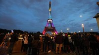 Lihat pergantian warna lampu di Menara Eiffel. Cantik banget ya! (Foto: Ludovic Marin/AFP)