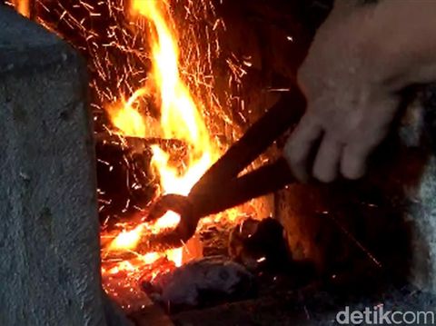 Keris ini diproses dengan cara dibakar/