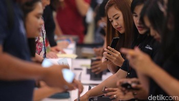 Penjualan perdana Galaxy Note 8 di Jakarta, Jumat (29/9) disambut antusias. Foto: Ari Saputra/detikINET