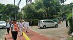 Massa Aksi 299 Menunggu Salat Jumat di Depan Gedung DPR