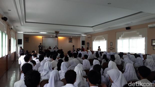  Bill sempat berbincang-bincang dengan para murid IPS SMAN 2 Bandung. Setelah itu, Bill berkeliling beberapa spot sekolah seperti lapangan basket hingga kelas yang pernah ia duduki.