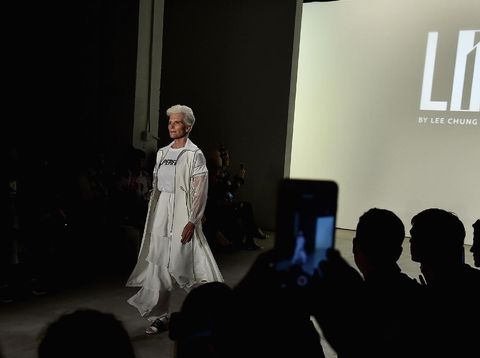 Maye Musk saat beraksi di catwalk.