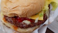 Burger Bakar Qebul bisa jadi pilihan kalau ingin burger murah dan enak. Dengan harga sekitar Rp 15.000, Anda bisa cicip beef burger dan cheese burger enak. Foto: Instagram Burger Bakar Qebul