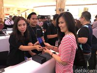 Antrean Mengular Menanti Ponsel Rp 13 Juta