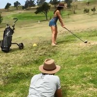 Sementara sang kekasih bergaya main golf, sang pria berbaring di rumput siap menjepretkan kamera. Foto: Dok. Bored Panda