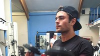 Tentu saja lengan kekar dan tubuh berotot milik Zac Efron hanya bisa didapat dengan latihan rutin. (Foto: instagram/@Zacefron)