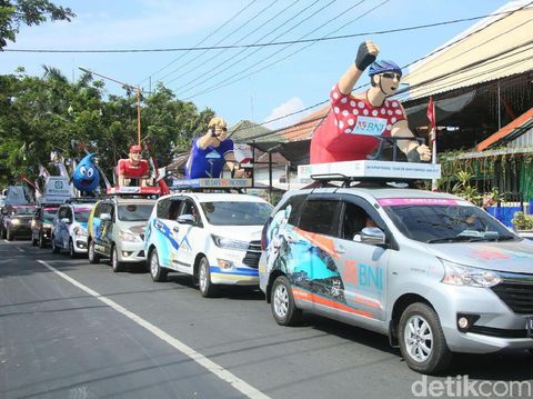 Rombongan konvoi mobil hias/