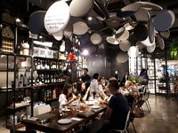 Greyhound Cafe: Ada Mie Kuah Tom Yum dan Thai Tea Granita yang Segar