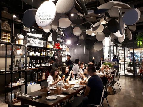 Greyhound Cafe  Tongkrongan Pecinta Kuliner Thailand yang 