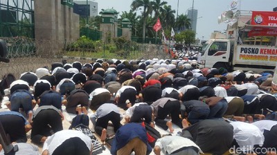 Terpisah Pagar, Polisi Bersorban dan Massa 299 Salat Jumat Bersama