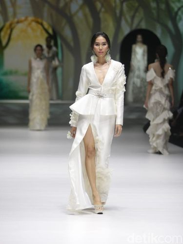 Koleksi Denny Wirawan di sekuen 1 dengan aplikasi bordir kerancang khas Kudus. 