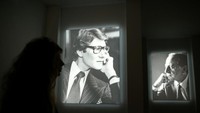 Pengunjung juga bisa menemukan barang pribadi serta potret-potret Saint Laurent pada masa jayanya (Stephane Mahe/REUTERS)