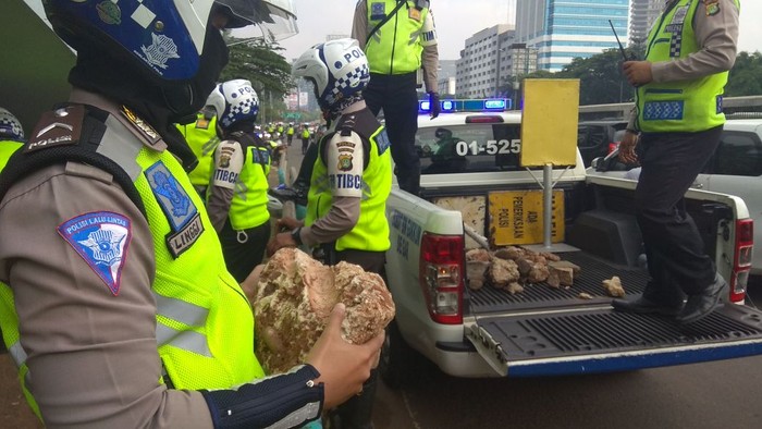 Polantas Sisir Batu Jelang Aksi 299 di Sekitar DPR