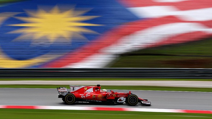 Duo Mercedes Kesulitan, Vettel: Baru Hari Pertama