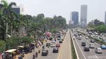 Massa Aksi 299 Menunggu Salat Jumat di Depan Gedung DPR